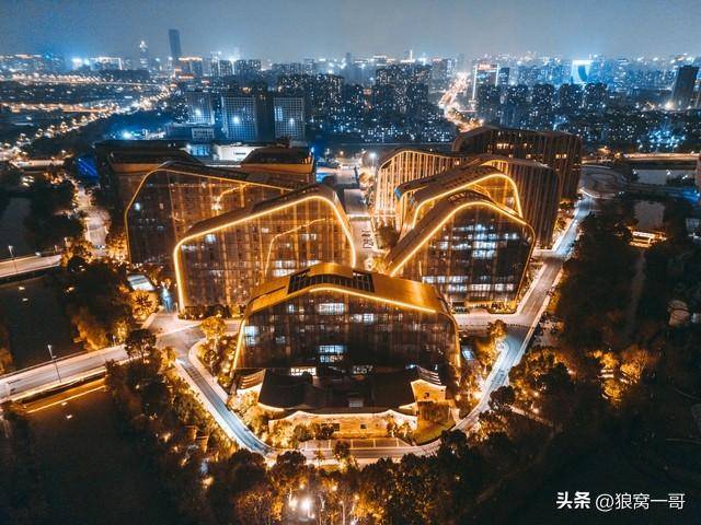 想赚大钱,可以关注电竞比赛周边产业发展,电竞选手收入直线上升