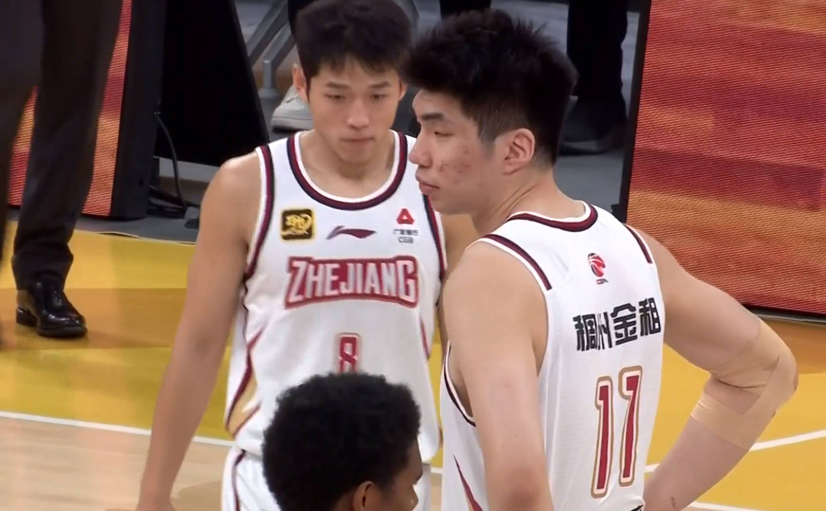 3场比赛后！男篮顶级中锋身价大暴跌，曾与杨瀚森齐名！