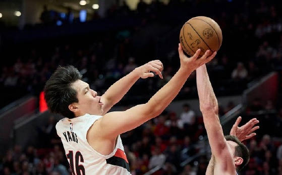 3场比赛后！男篮顶级中锋身价大暴跌，曾与杨瀚森齐名！